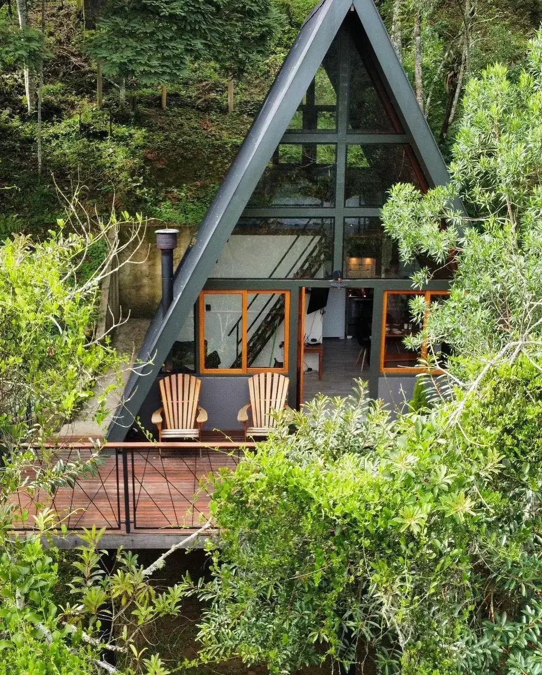 Cabana Solaris A-frame envolta pela mata atlântica, com deck suspenso